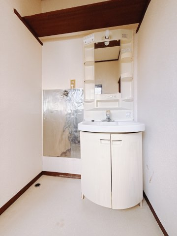 【中古戸建】前橋市青柳町1期の独立洗面台|■洗面室｜ゆとりのある洗面脱衣室ではお子様と並んで歯磨きもできるので一緒に成長を楽しめます♪ひろびろとした洗面室で、朝の準備も楽しくなります☆.*