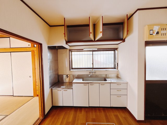 【中古戸建】前橋市青柳町1期のキッチン|■キッチン｜ワークトップの幅が広く、お子様といっしょにお料理をつくったり、ちょっとしたパーティーも楽しめます。フラットなのでお掃除がしやすいのもポイントです♪