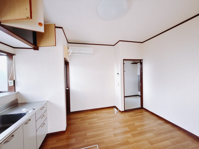 【中古戸建】前橋市青柳町1期の居間・リビング|■リビング｜落ち着きのある表情を見せるリビングダイニング。太陽の光がたっぷり差し込むリビングは、自然とご家族が集まる居心地の良い空間です。