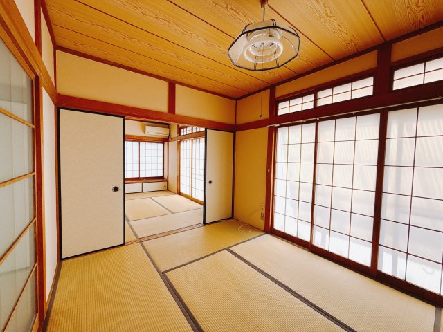 【中古戸建】前橋市青柳町1期の和室|■1階和室｜リビングと繋がっている和室は、お子様の様子を見守りながらお洗濯物を畳んだり、家事の合間のちょっとした休憩やのんびりお昼寝にも♪セカンドリビングとしてもお使いいただけます。