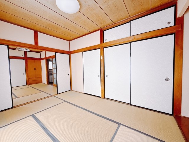 【中古戸建】前橋市青柳町1期の和室|■1階和室｜「続き間の和室」は子育て世代にこそ適しています。お子様のお昼寝スペースや、洗濯物をたたむのに便利です。客間やリビングの延長としても使えます。