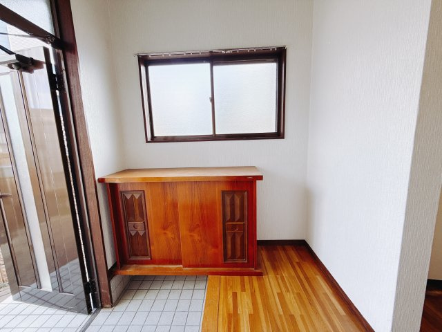 【中古戸建】前橋市青柳町1期の玄関|■玄関収納｜太陽の光をたっぷり採り込む玄関☆ご家族の靴がたくさんしまえる下駄箱付き。お子様の靴がこれから増えても安心な大きさです。