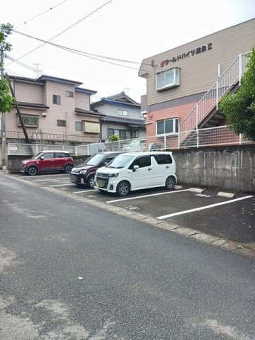 ワールドハイツ満永Ⅱの駐車場