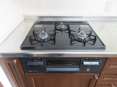 【設備】 | シティライフ県立大通り | ３口ガスコンロ※前回募集時の写真２０２３年１１月