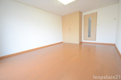 【居間・リビング】 | レオパレス江津 | 設備・仕様は号室により異なる為、現況を優先致します。