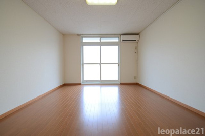 【居間・リビング】 | レオパレス江津 | 設備・仕様は号室により異なる為、現況を優先致します。