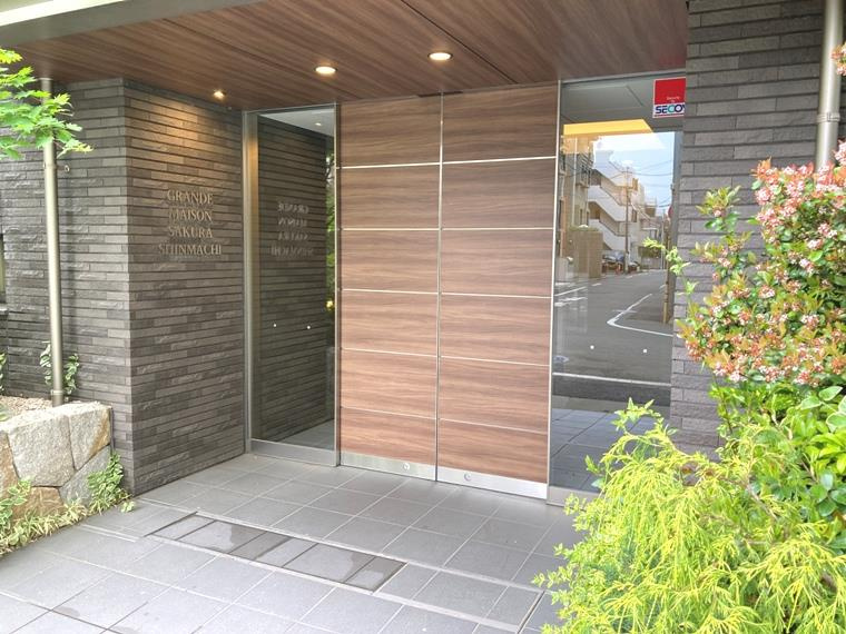 グランドメゾン桜新町のエントランス