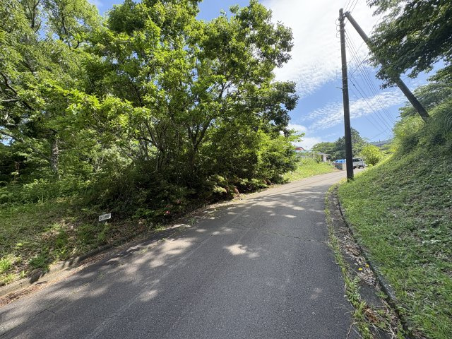 伊豆の国市　富士見ニュータウンの前面道路含む現地写真