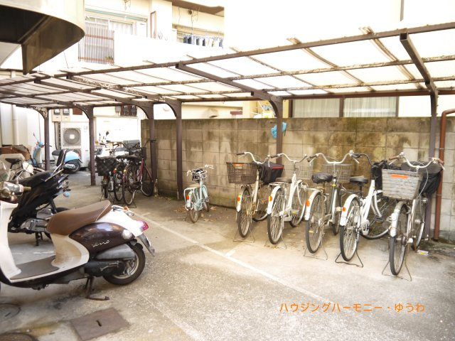 【駐輪場】 | 角一サンハイツ神谷 | 屋根付きの駐輪場となっていますので、雨の日でも大切な自転車が濡れずに済みます。