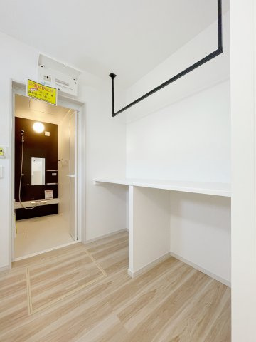 新築戸建・新築建売　福島市吉倉1期　吉井田小学校・岳陽中学校の洗面所|室内物干しや作業台なども併設されるランドリースペース！洗濯家事をここで完結できちゃいます！