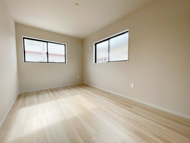 新築戸建・新築建売　福島市吉倉1期　吉井田小学校・岳陽中学校の洋室|淡い色合いの壁紙が温かみのある空間を演出！陽当たり良好な主寝室です！