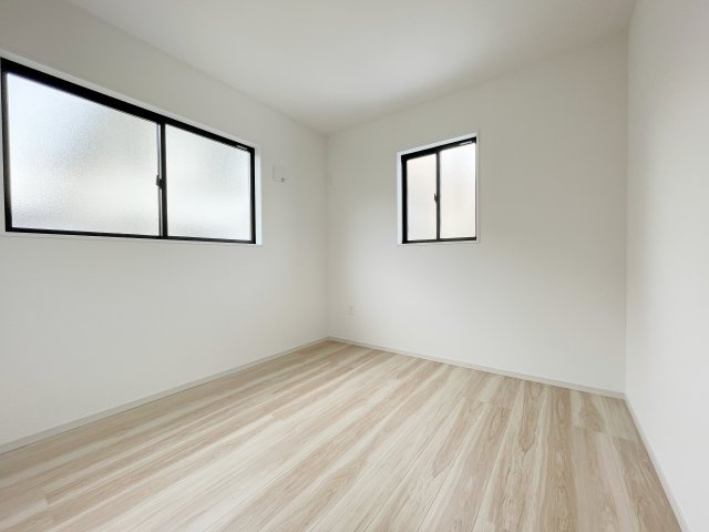 新築戸建・新築建売　福島市吉倉1期　吉井田小学校・岳陽中学校の洋室|北側の洋室も二面採光で十分な採光が採れます！子供部屋にもピッタリ！