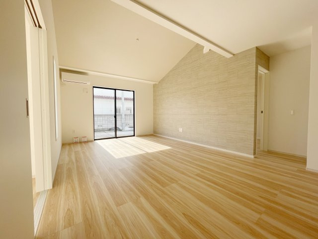 新築戸建・新築建売　福島市吉倉1期　吉井田小学校・岳陽中学校の居間・リビング|勾配天井でより開放感のあるリビング！天井にメリハリがあり壁がなくても空間デザインが可能になる演出です！