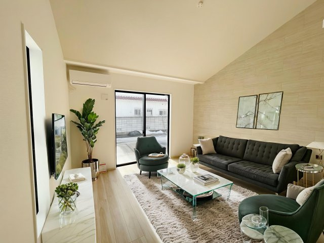 新築戸建・新築建売　福島市吉倉1期　吉井田小学校・岳陽中学校の居間・リビング|画像はバーチャルホームステージングの加工による演出で、実際の家具は付きません。