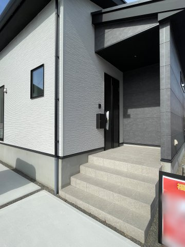 新築戸建・新築建売　福島市吉倉1期　吉井田小学校・岳陽中学校の玄関|玄関先にはポストとカメラ付きインターホン！ドア付近に屋根があるので雨を避けてドアの開閉が可能です！