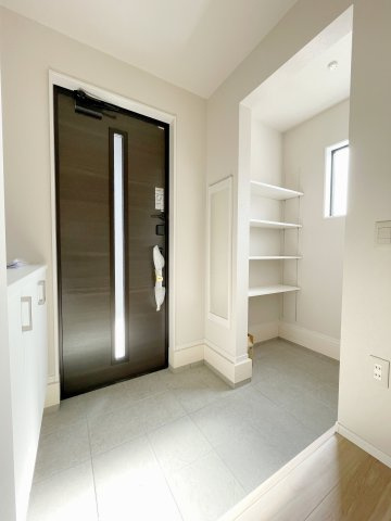 新築戸建・新築建売　福島市吉倉1期　吉井田小学校・岳陽中学校の玄関|シューズボックスの他に土間収納がある玄関は収納たっぷり♪