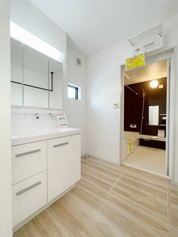 新築戸建・新築建売　福島市吉倉1期　吉井田小学校・岳陽中学校の独立洗面台|三面鏡付きの独立洗面台は引き出し収納もあります！