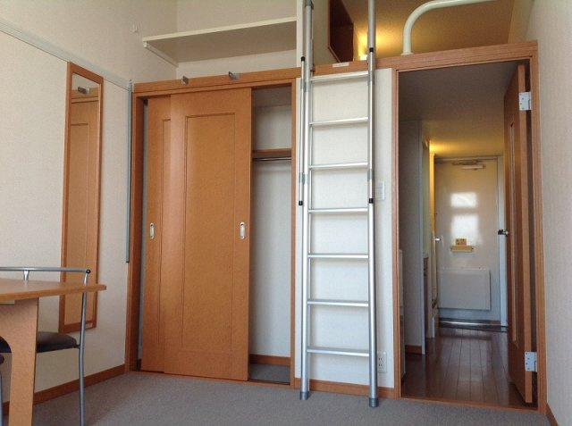 レオパレスツインハイツＡの居間・リビング|ゆったりとしたリビングです