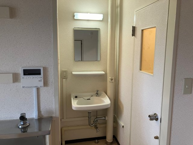 兵庫県公社　宝塚安倉（３）２号棟の洗面所|明るい洗面所です