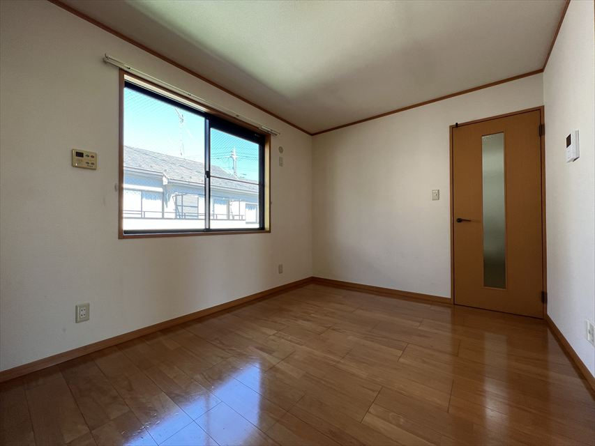 グランベルク和戸駅改札前の居間・リビング|こちらのリビングで趣味の時間をお楽しみください