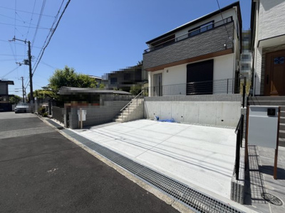 【前面道路含む現地写真】 | 有野台６丁目　新築戸建 | 駐車スペース並列2台分