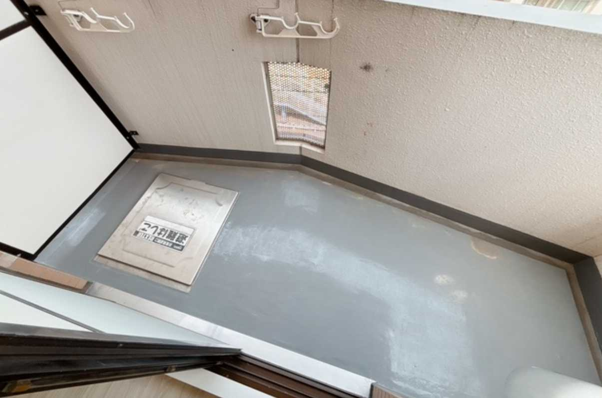 レジデンス三軒茶屋スクエア　オートロック　角部屋　冷蔵庫のバルコニー