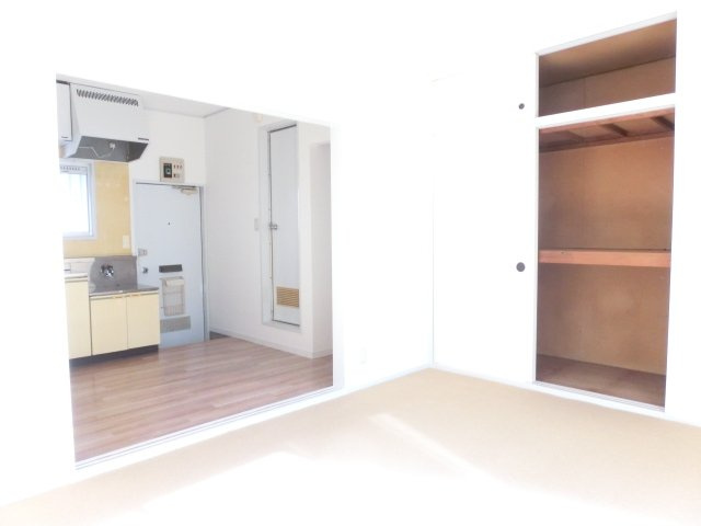 ホワイトハイツの洋室