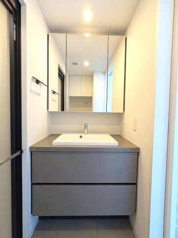 プライムメゾン入谷の洗面所|三面鏡付独立洗面台