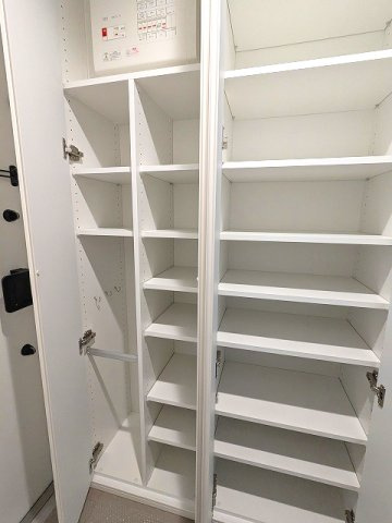 プライムメゾン入谷の玄関|収納豊富なトールタイプのシューズBOXです