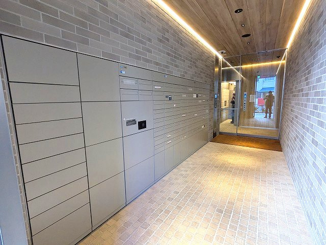 プライムメゾン入谷の設備|タッチキーシステムのメールBOXと宅配BOX