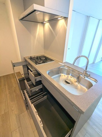 プライムメゾン入谷の設備|グリル付ガス3口システムカウンターキッチン、瀟洒でお手入れ楽なガラストップコンロ、温度調節やタイマー機能付ピピっとコンロ