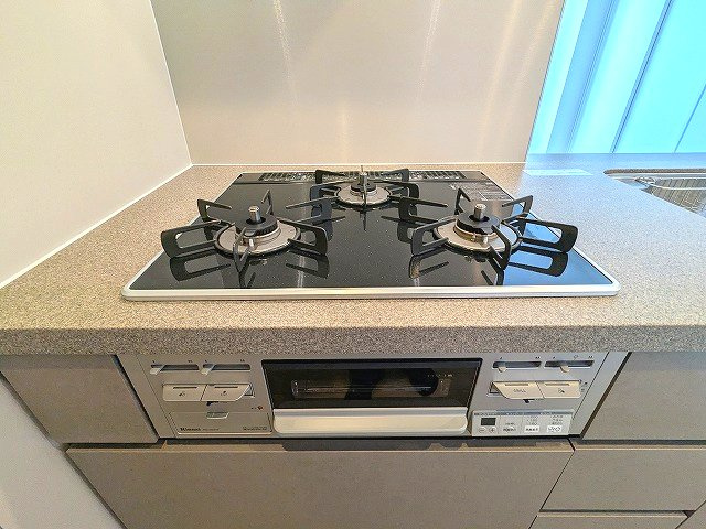 プライムメゾン入谷の設備|グリル付ガス3口システムカウンターキッチン、瀟洒でお手入れ楽なガラストップコンロ、温度調節やタイマー機能付ピピっとコンロ
