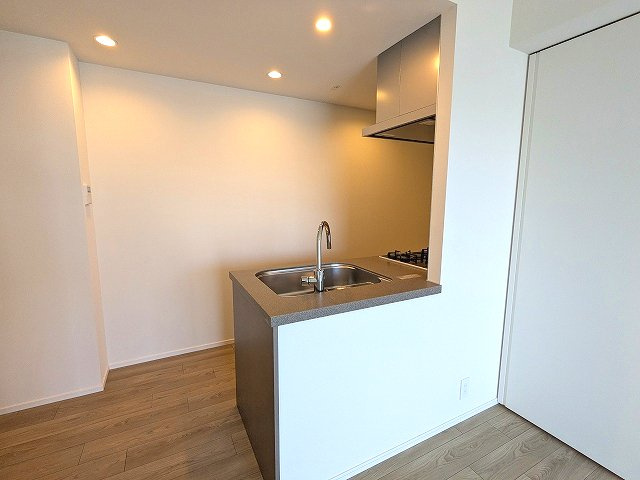 プライムメゾン入谷の設備|グリル付ガス3口システムカウンターキッチン、瀟洒でお手入れ楽なガラストップコンロ、温度調節やタイマー機能付ピピっとコンロ