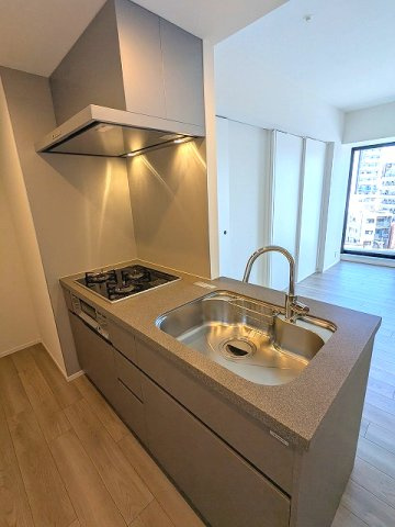 プライムメゾン入谷のキッチン|グリル付ガス3口システムカウンターキッチン、瀟洒でお手入れ楽なガラストップコンロ、温度調節やタイマー機能付ピピっとコンロ