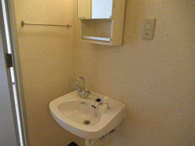 兵庫県公社　芦屋浜高層（高浜）１号棟の洗面所|スペースが確保できる洗面所です