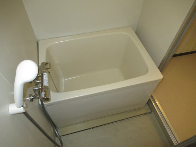 兵庫県公社　芦屋浜高層（高浜）１号棟の浴室|コンパクトで使いやすいお風呂です