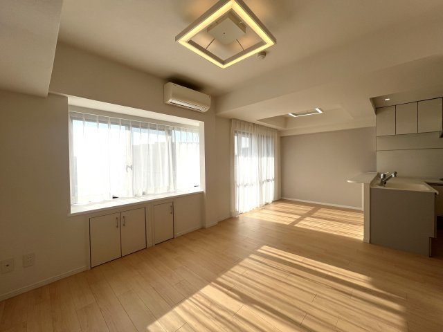 川崎と言えばカルナーザ。名前はライトなカルナーザ。重厚感のある建物はオモナーザ。【リノベ／カルナーザ川崎】の居間・リビング|居間です