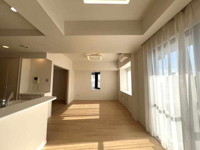 川崎と言えばカルナーザ。名前はライトなカルナーザ。重厚感のある建物はオモナーザ。【リノベ／カルナーザ川崎】の居間・リビング|使いやすい居間です