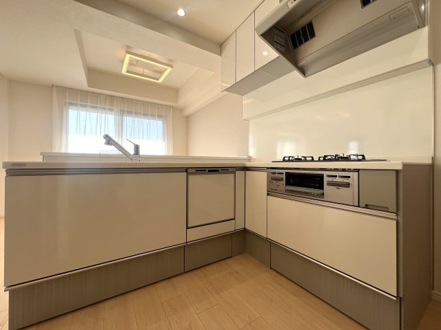 川崎と言えばカルナーザ。名前はライトなカルナーザ。重厚感のある建物はオモナーザ。【リノベ／カルナーザ川崎】のキッチン|キッチンでお料理をお楽しみください