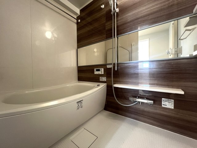 川崎と言えばカルナーザ。名前はライトなカルナーザ。重厚感のある建物はオモナーザ。【リノベ／カルナーザ川崎】の浴室|落ち着いた空間のお風呂です