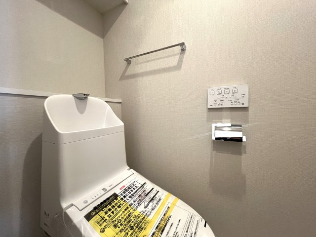 川崎と言えばカルナーザ。名前はライトなカルナーザ。重厚感のある建物はオモナーザ。【リノベ／カルナーザ川崎】のトイレ|トイレも気になるポイント