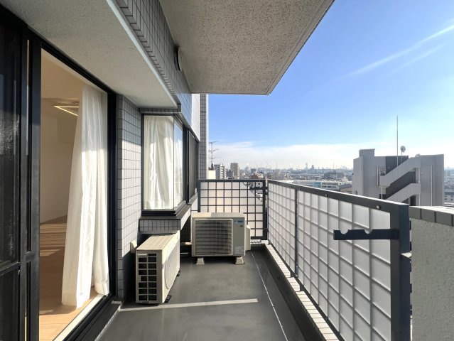 川崎と言えばカルナーザ。名前はライトなカルナーザ。重厚感のある建物はオモナーザ。【リノベ／カルナーザ川崎】のバルコニー|バルコニーからの眺めを楽しみながら食事をしませんか