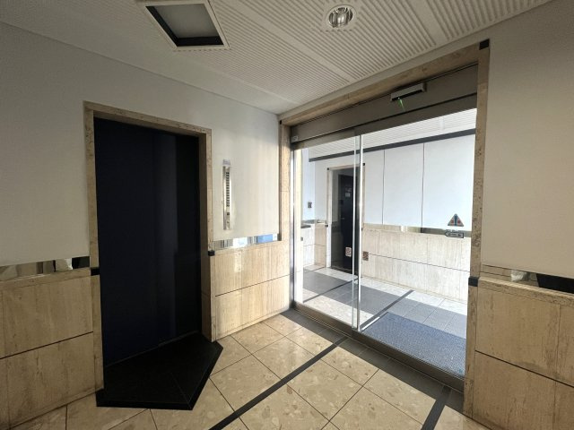 川崎と言えばカルナーザ。名前はライトなカルナーザ。重厚感のある建物はオモナーザ。【リノベ／カルナーザ川崎】のエントランス|ゆとりのあるエントランスです