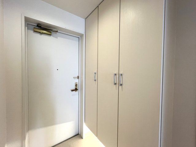 川崎と言えばカルナーザ。名前はライトなカルナーザ。重厚感のある建物はオモナーザ。【リノベ／カルナーザ川崎】の玄関|毎日通る玄関はこちらです