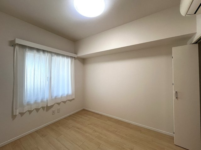 川崎と言えばカルナーザ。名前はライトなカルナーザ。重厚感のある建物はオモナーザ。【リノベ／カルナーザ川崎】の洋室|明るい洋室です