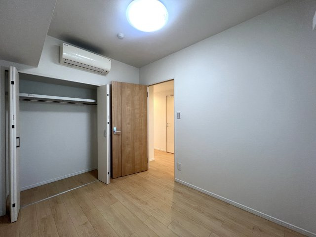 川崎と言えばカルナーザ。名前はライトなカルナーザ。重厚感のある建物はオモナーザ。【リノベ／カルナーザ川崎】の洋室|きれいな洋室です