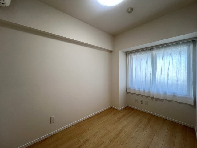 川崎と言えばカルナーザ。名前はライトなカルナーザ。重厚感のある建物はオモナーザ。【リノベ／カルナーザ川崎】の洋室|ゆったりした洋室です