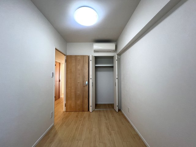 川崎と言えばカルナーザ。名前はライトなカルナーザ。重厚感のある建物はオモナーザ。【リノベ／カルナーザ川崎】の洋室|明るい洋室です