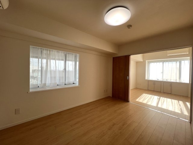 川崎と言えばカルナーザ。名前はライトなカルナーザ。重厚感のある建物はオモナーザ。【リノベ／カルナーザ川崎】の洋室|使い勝手のいい洋室です