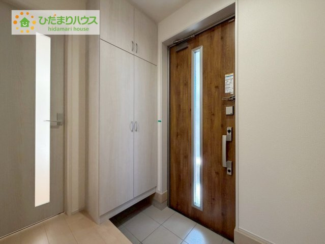 いわき市自由ヶ丘３期　新築戸建　1号棟の玄関|毎日「行ってきます」「ただいま」をいう玄関は小窓付で、明るく光が差し込みます。